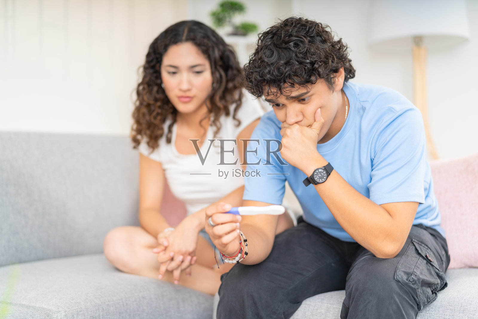 一对不耐烦的夫妇在等待验孕结果照片摄影图片