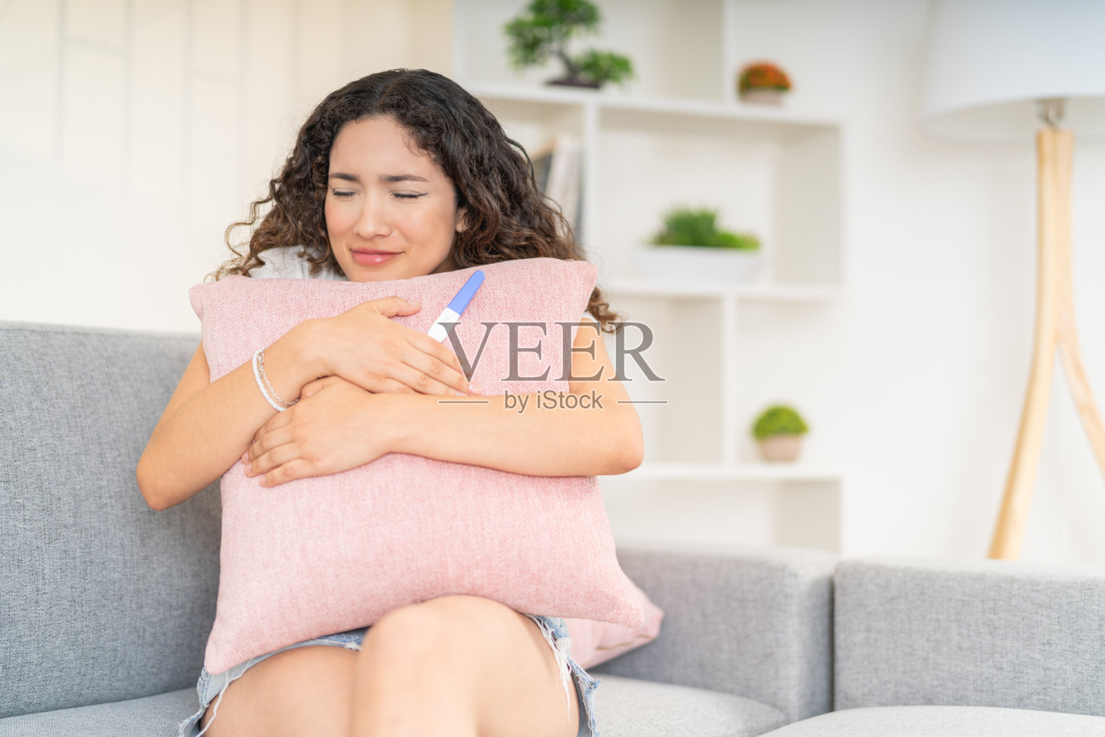 不耐烦地等待验孕结果的妇女照片摄影图片