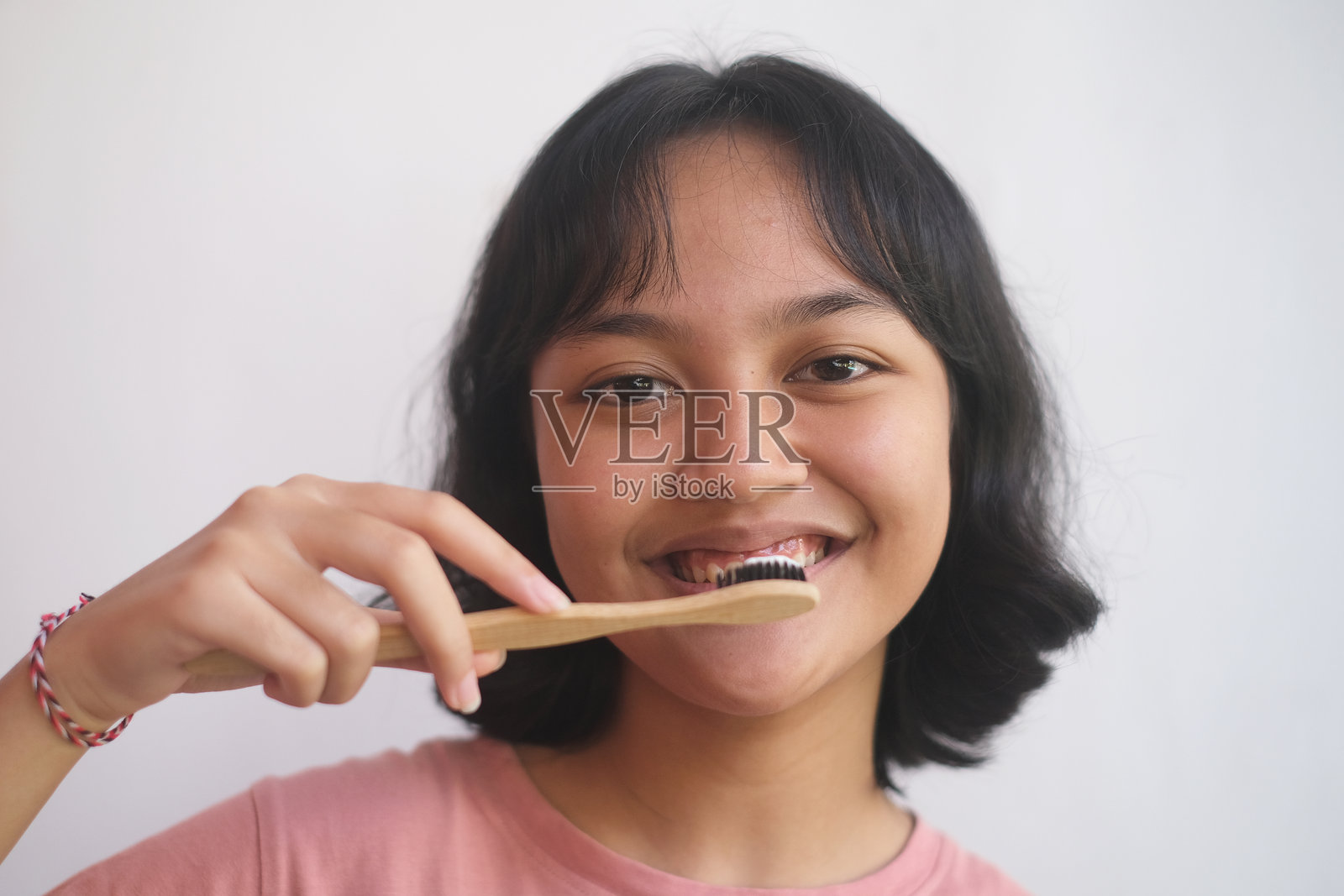 正在刷牙的印尼少女照片摄影图片