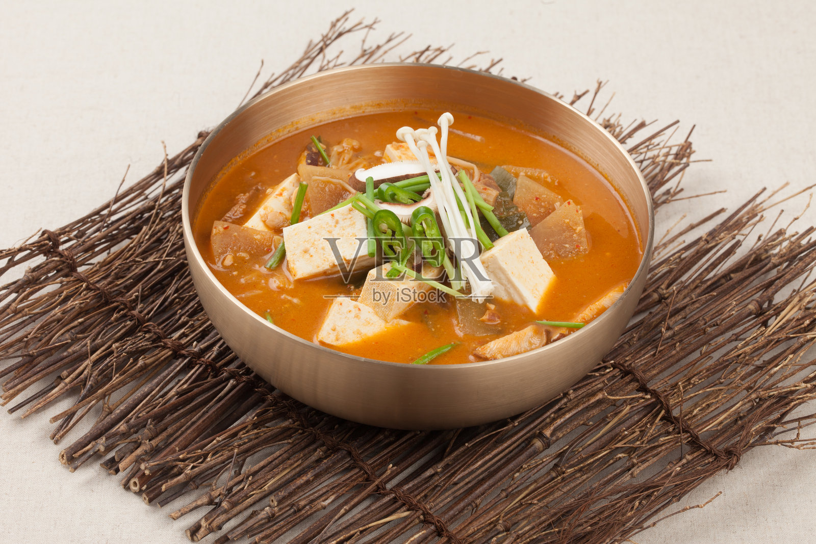 大豆酱炖菜是用大豆酱煮成的炖菜。照片摄影图片