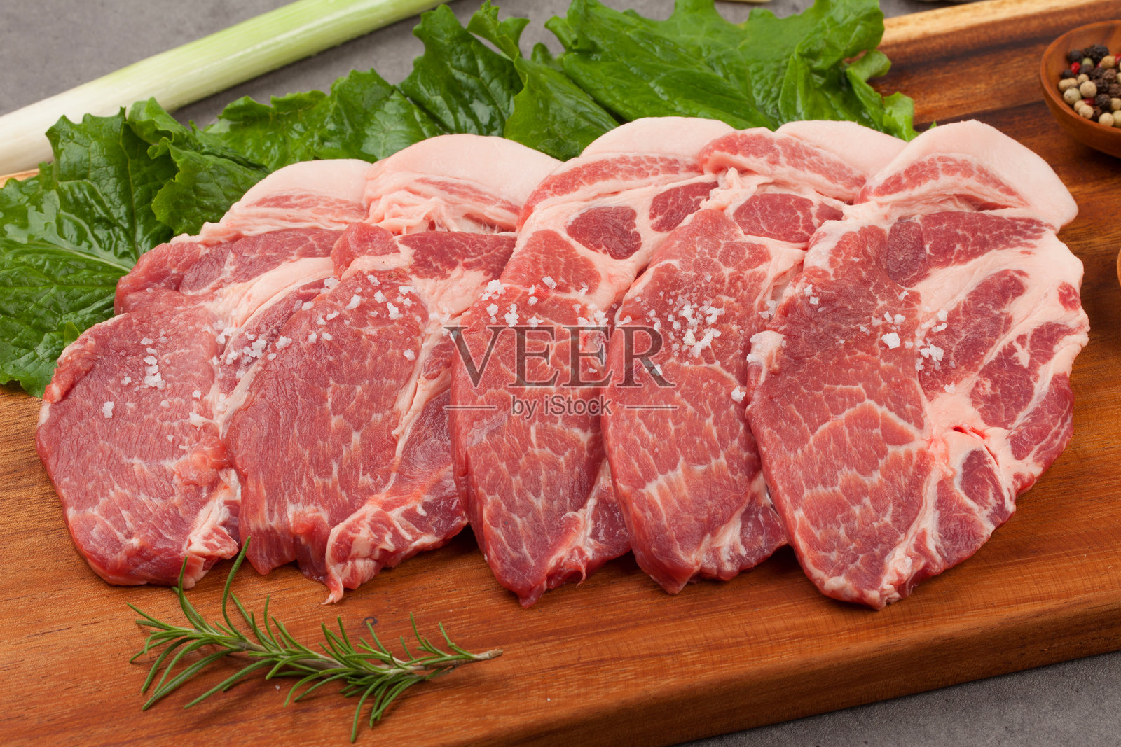 猪肉颈部的肉。照片摄影图片