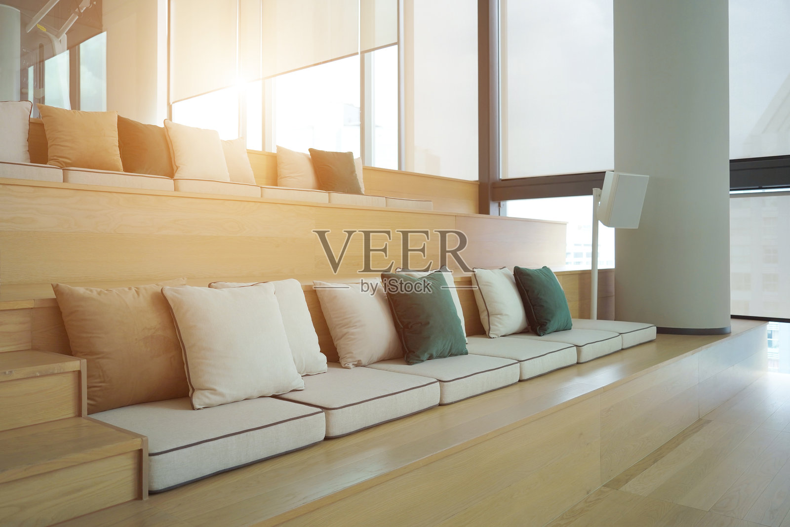 酒店内的多功能房间，装饰有沙发、枕头和靠垫。可用于放松、观看电影、听音乐和阅读书籍。照片摄影图片