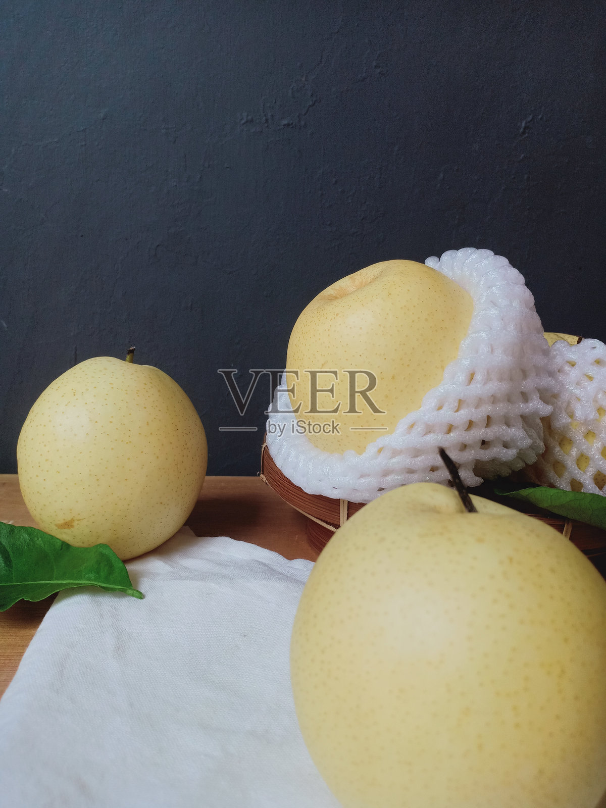 新鲜梨子的特写，放在木桌上照片摄影图片