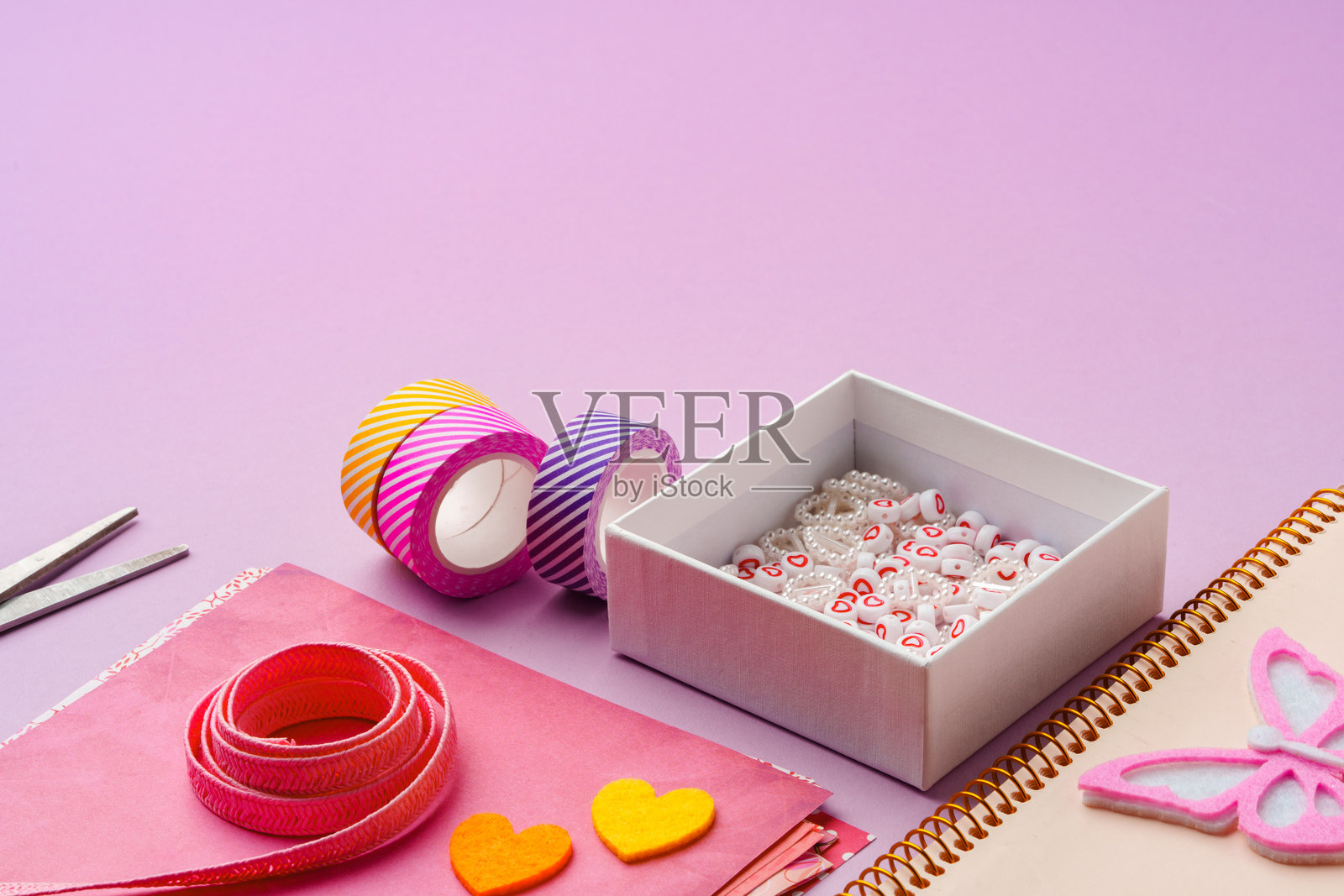 紫色背景上的手工艺材料，准备进行创意项目照片摄影图片