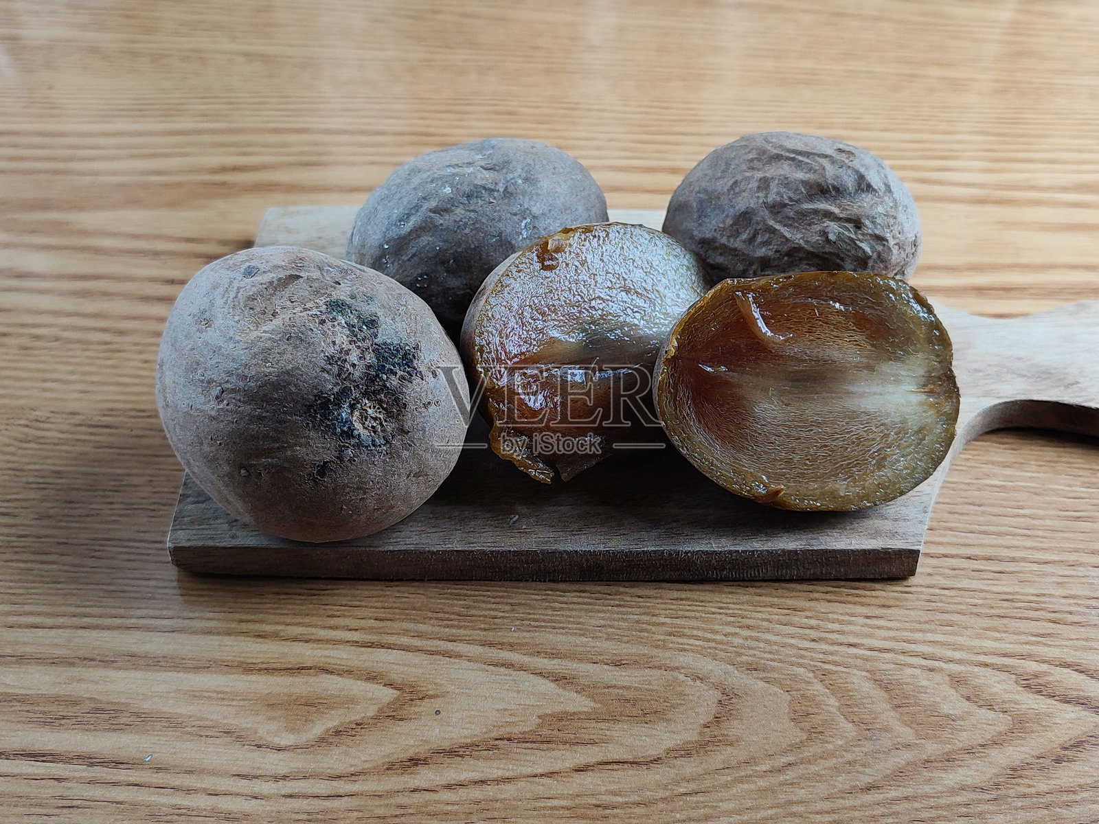 成熟的沙梨果实呈棕色，皮薄，味道甜美。照片摄影图片