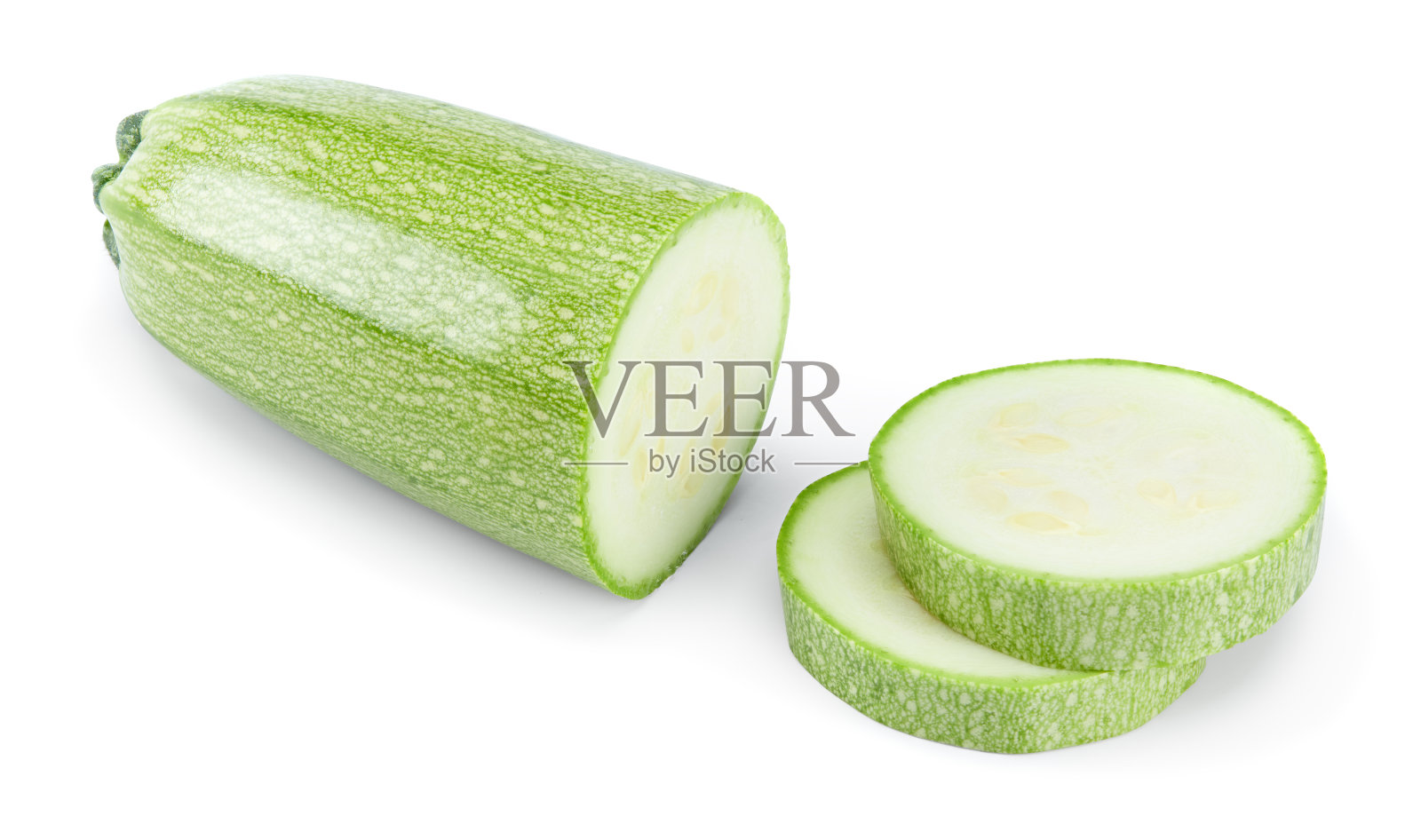 切片的绿色西葫芦或南瓜，孤立在白色背景上。剪切路径。照片摄影图片