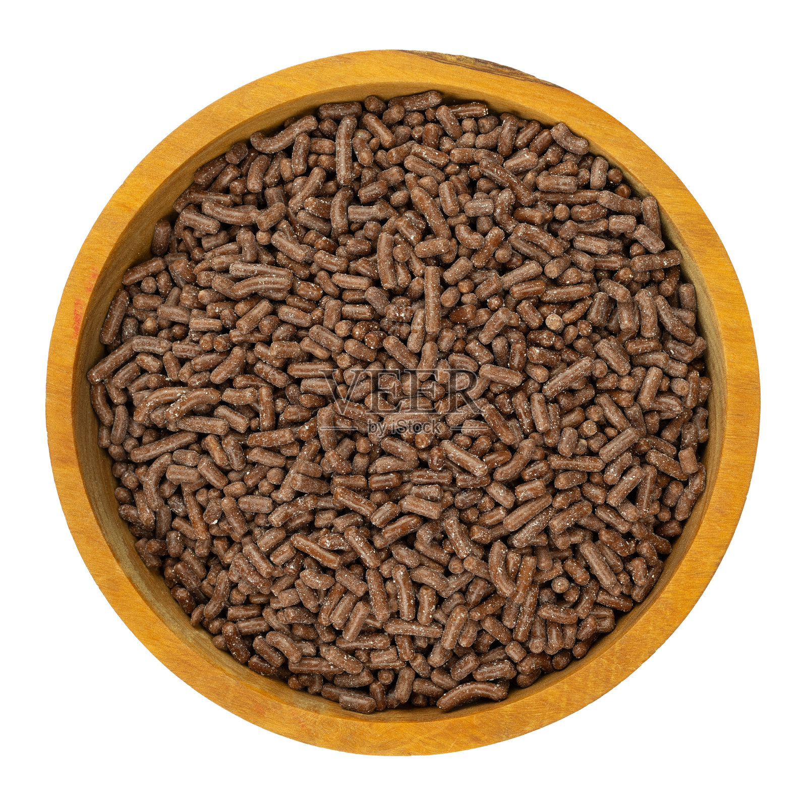 小木碗里装满了巧克力糖屑，背景为白色。照片摄影图片