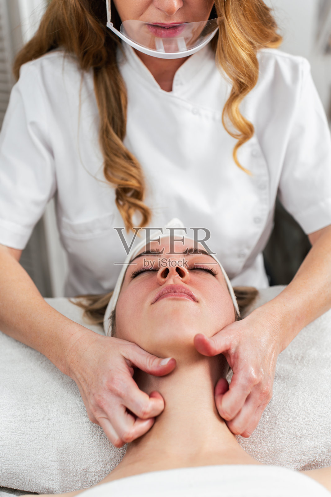 面部按摩疗法照片摄影图片