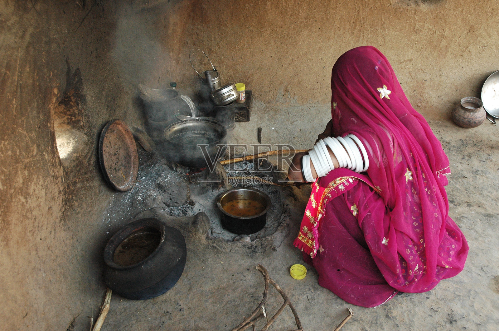 拉贾斯坦服饰女人传统烹饪照片摄影图片