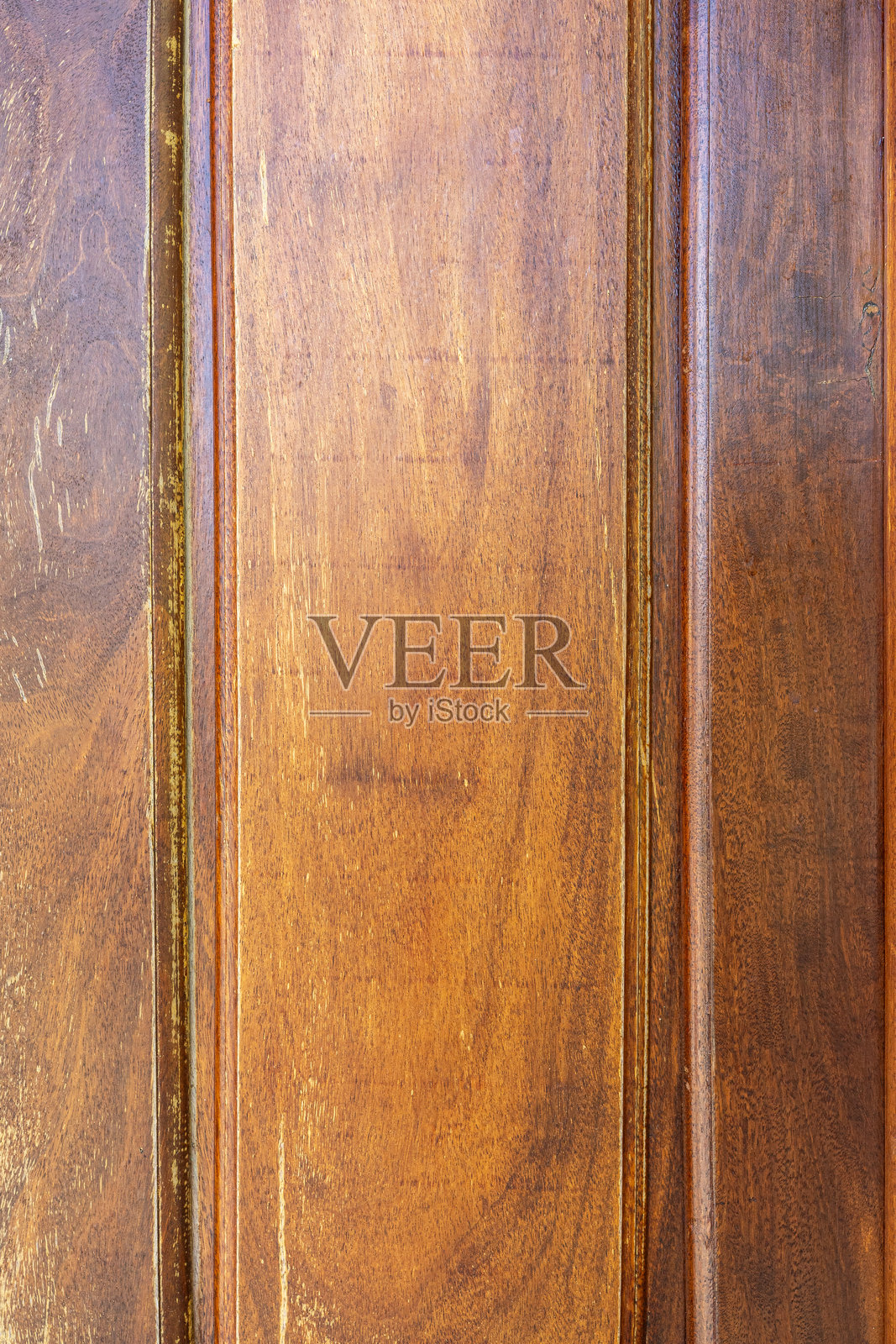 古老的木门，表面粗糙且有纹理，棕色木板，展现自然木纹。照片摄影图片