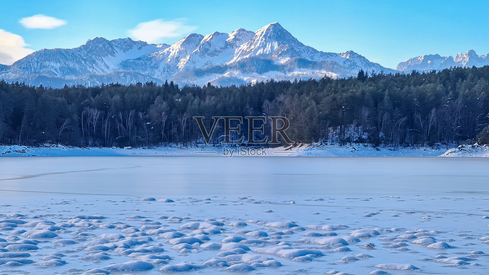 福尔茨湖 - 深厚水晶雪覆盖的田野，俯瞰冰冻的阿尔卑斯湖福尔茨湖，特赫尔斯贝格，卡恩滕州，奥地利，欧洲照片摄影图片