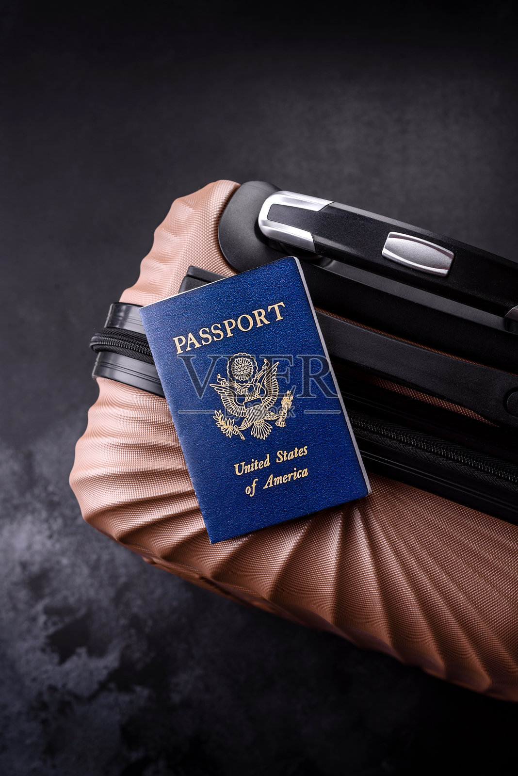 美国公民的国际护照放在行李箱上照片摄影图片