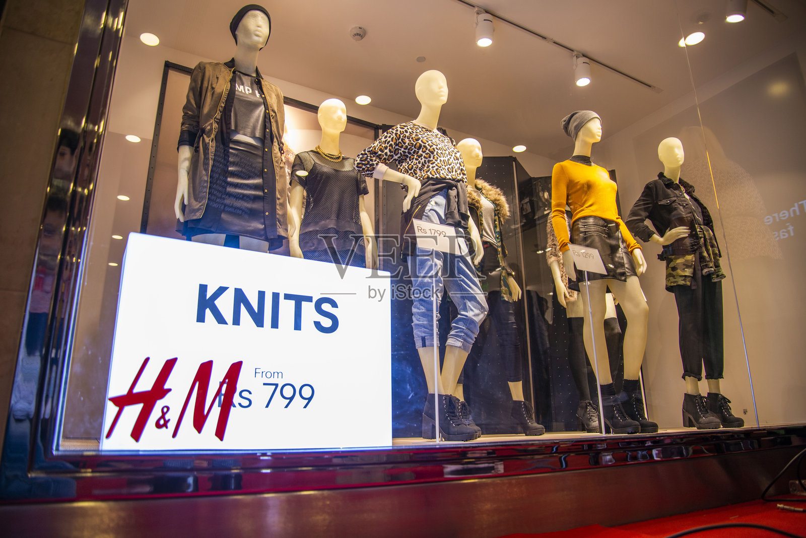 H&M展厅中的模特照片摄影图片