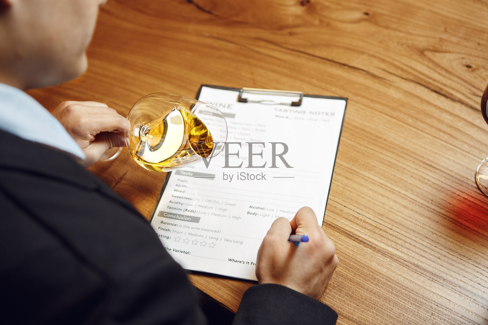 侍酒师在品酒时做笔记照片摄影图片
