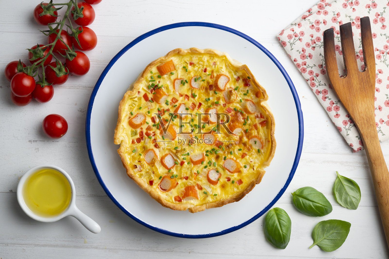 蔬菜和蟹肉棒单人咸派。装饰的桌面俯视图。照片摄影图片