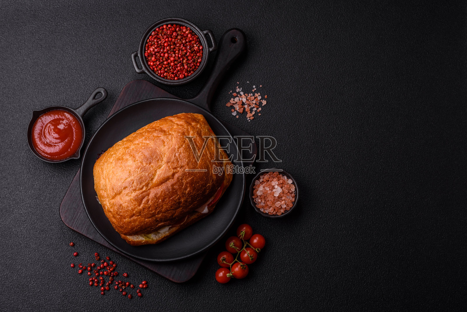 夹巴塔面包配火腿或意大利熏火腿、西红柿、奶酪和生菜照片摄影图片