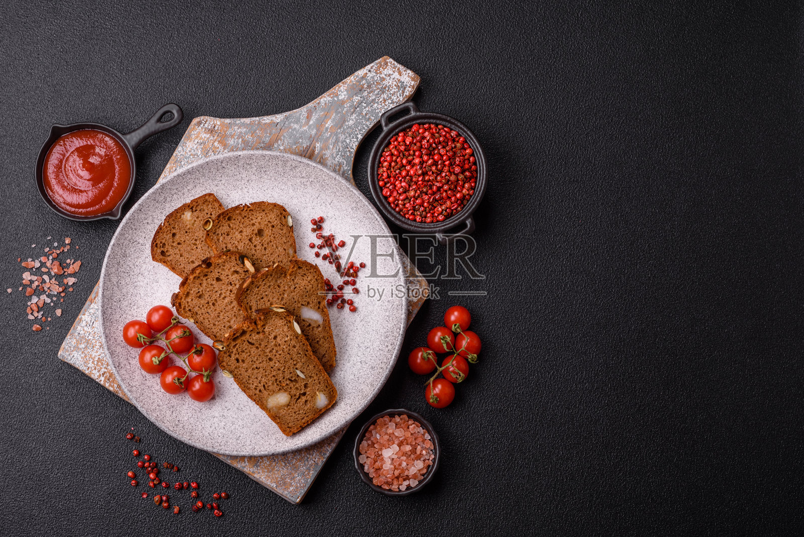 带有种子、谷物、盐和香料的棕色面包照片摄影图片