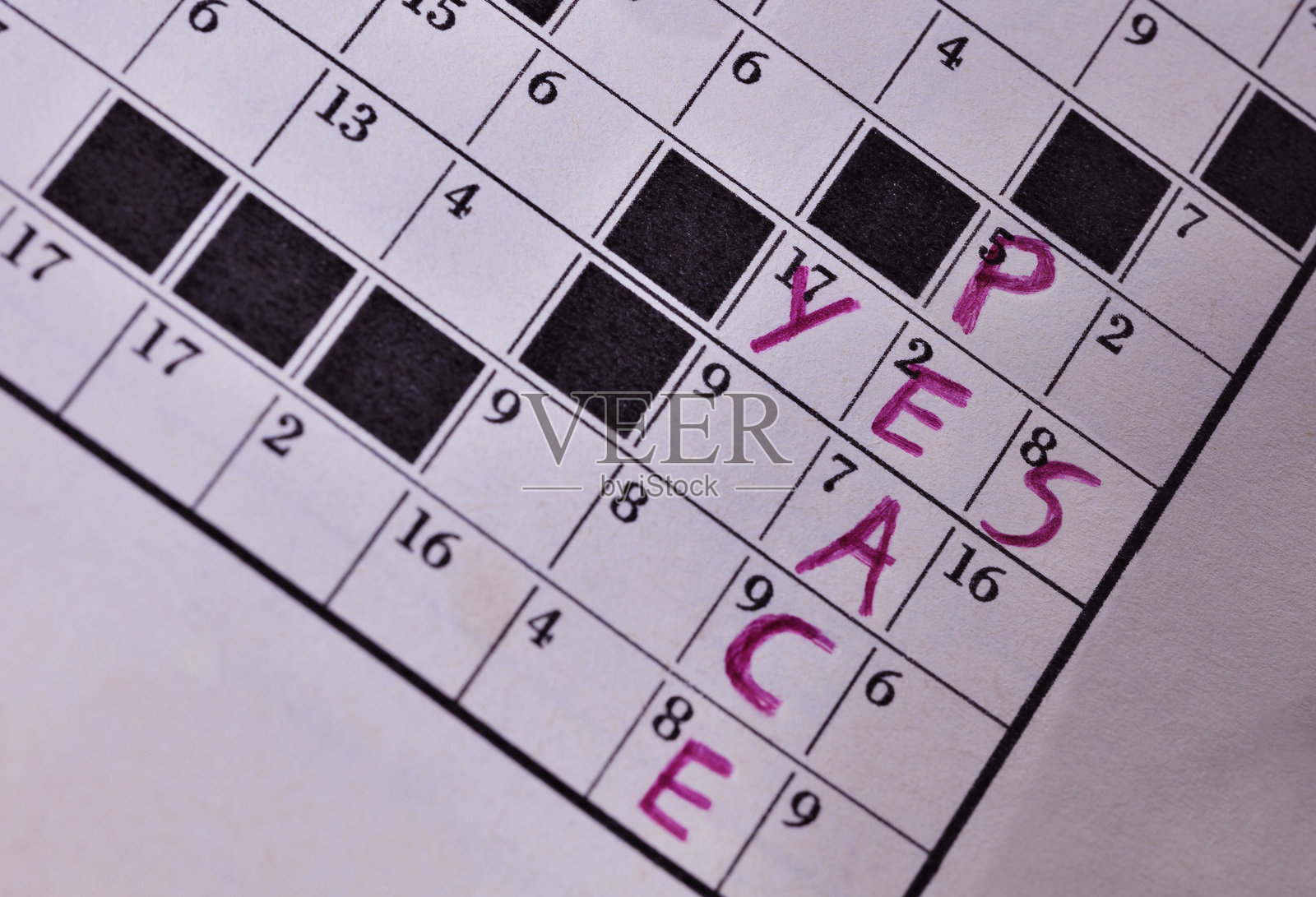 包含“是”和“和平”字的填字游戏照片摄影图片