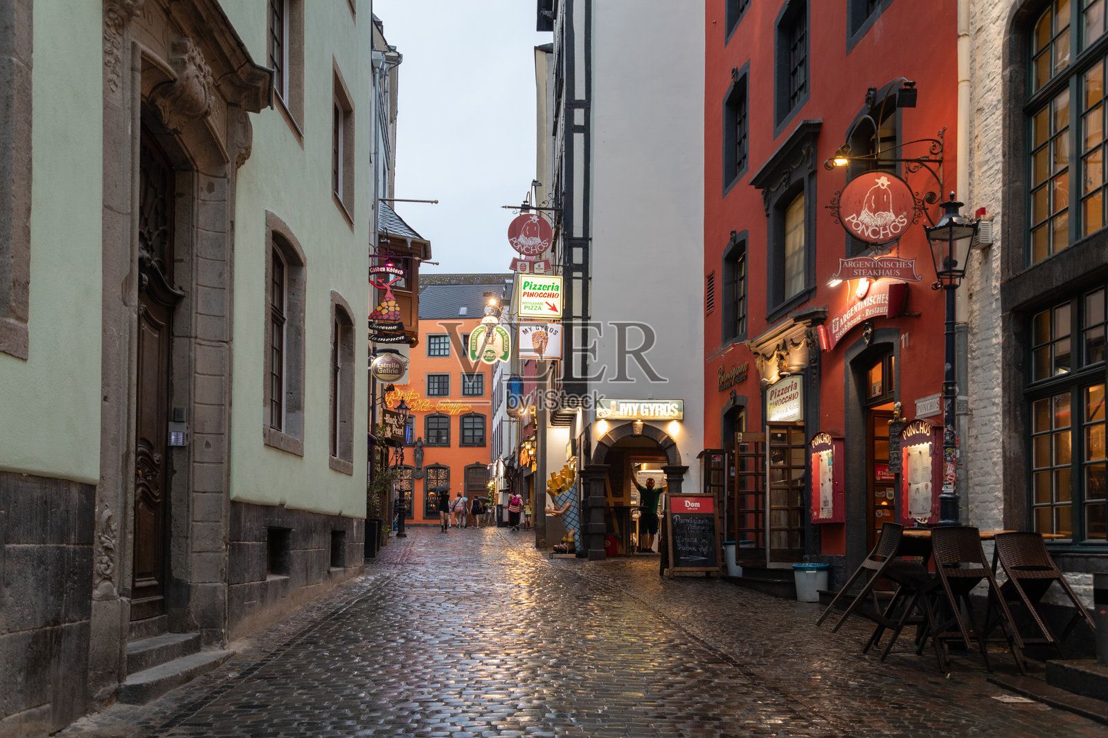人们在雨天光顾赫乌马克特广场的夏季餐厅照片摄影图片
