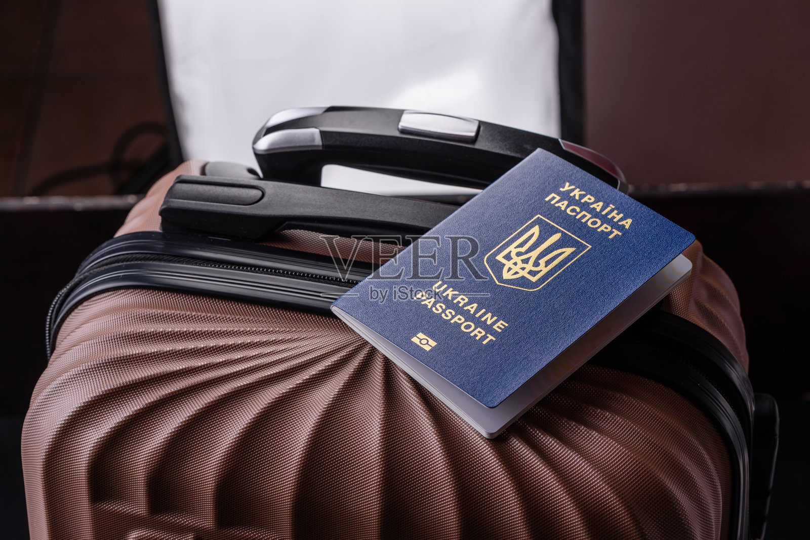 乌克兰公民的国际护照放在行李箱上照片摄影图片
