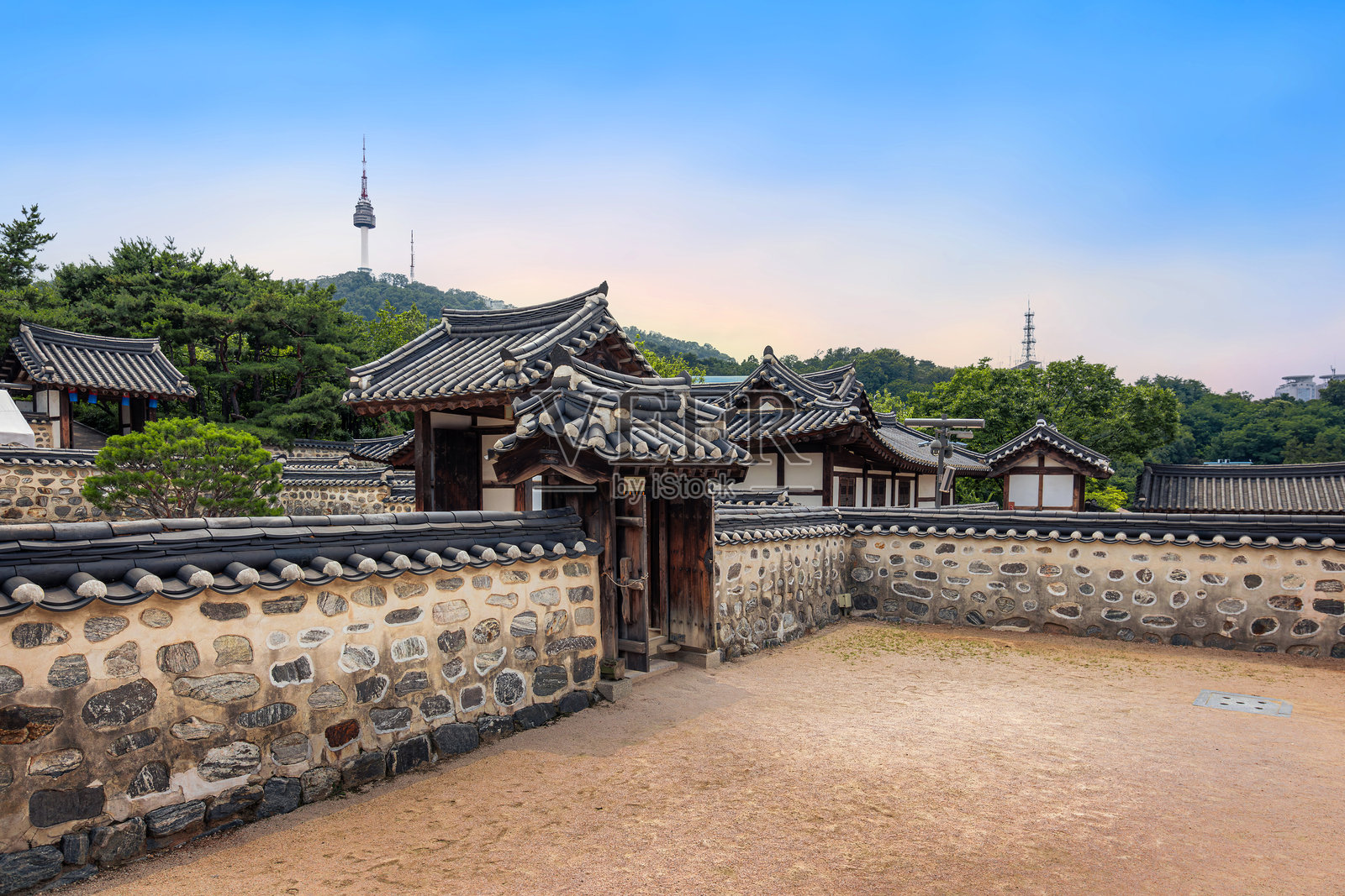 南山谷韩屋村是一个重要的旅游景点，适合研究朝鲜时代的生活方式和古老社区，位于南山塔附近。照片摄影图片