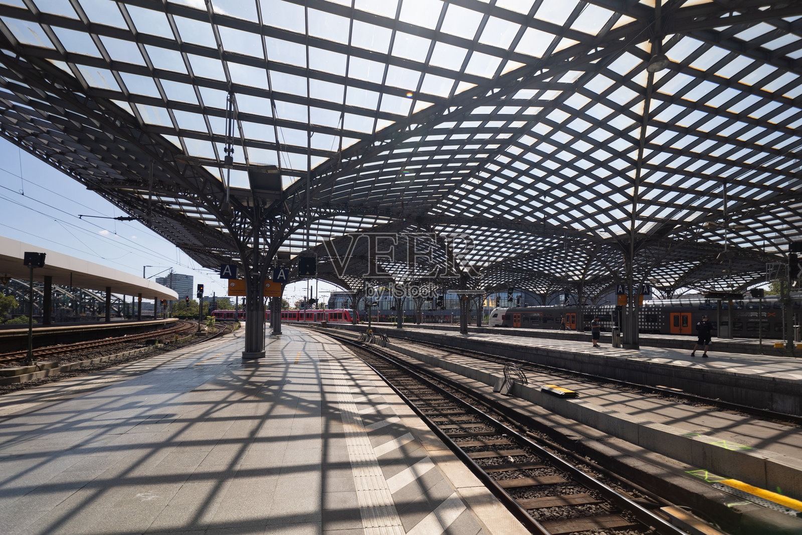 科隆中央车站月台的玻璃屋顶照片摄影图片