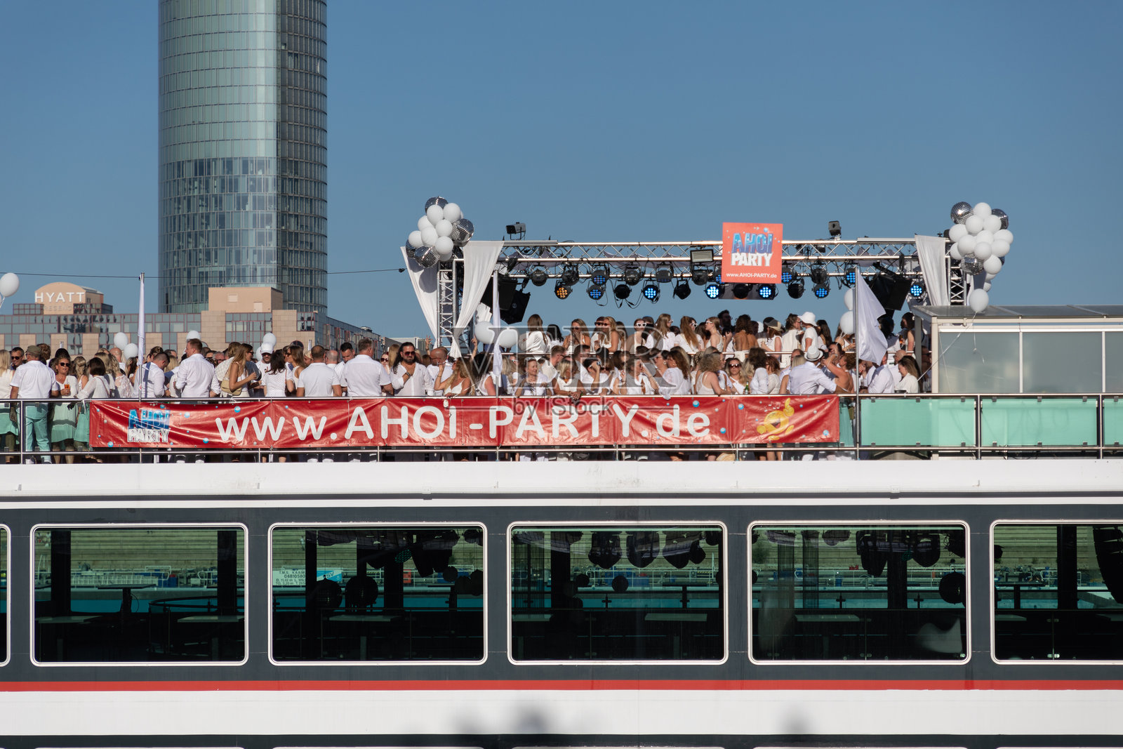 乘客们在科隆的大型游船上庆祝并享受乐趣照片摄影图片