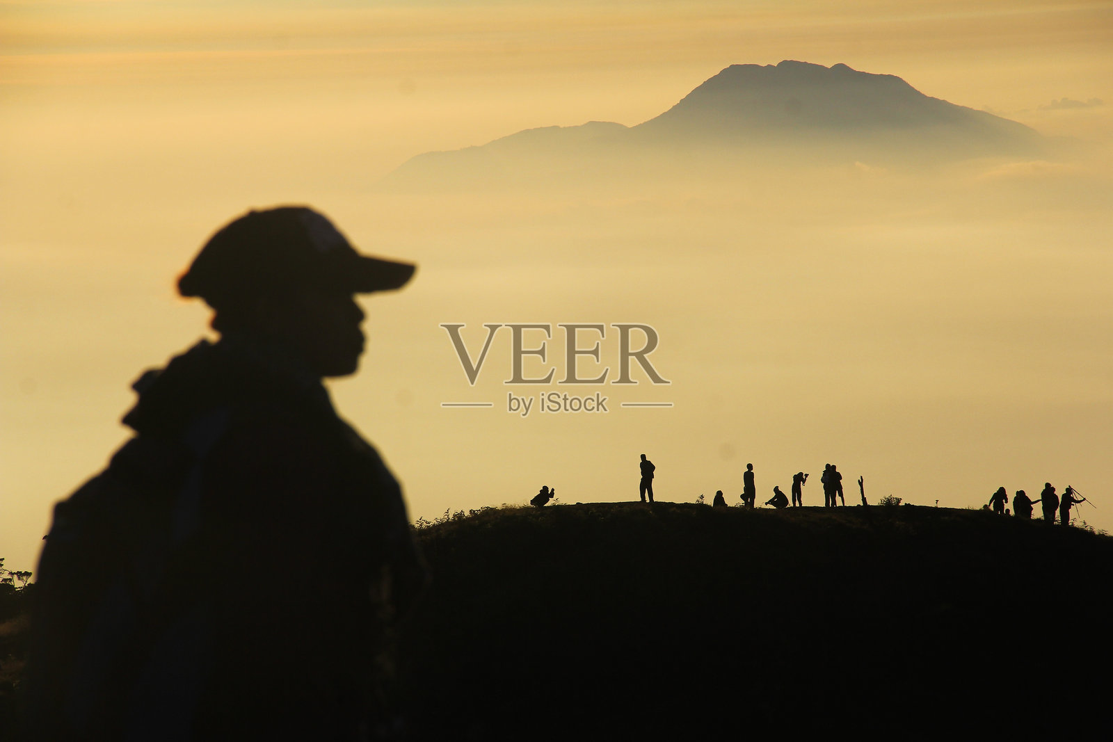 在中爪哇的迪恩山普劳峰顶的登山者剪影。(2014)照片摄影图片