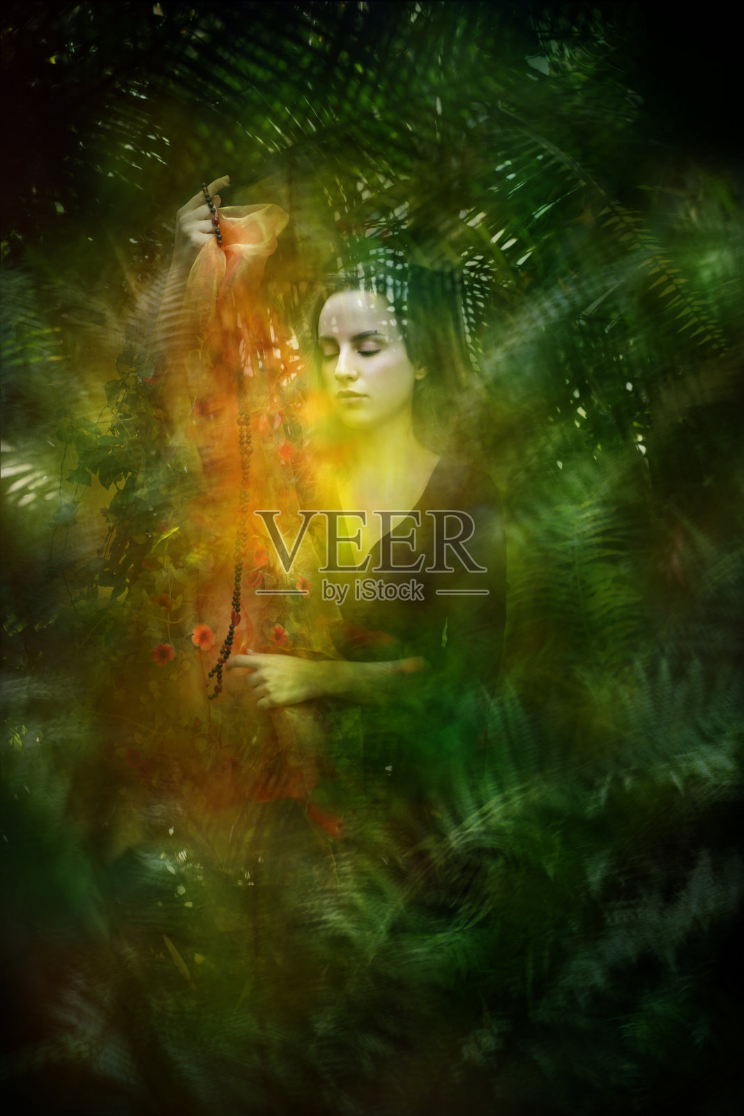 在丛林中持有维尔面纱照片摄影图片