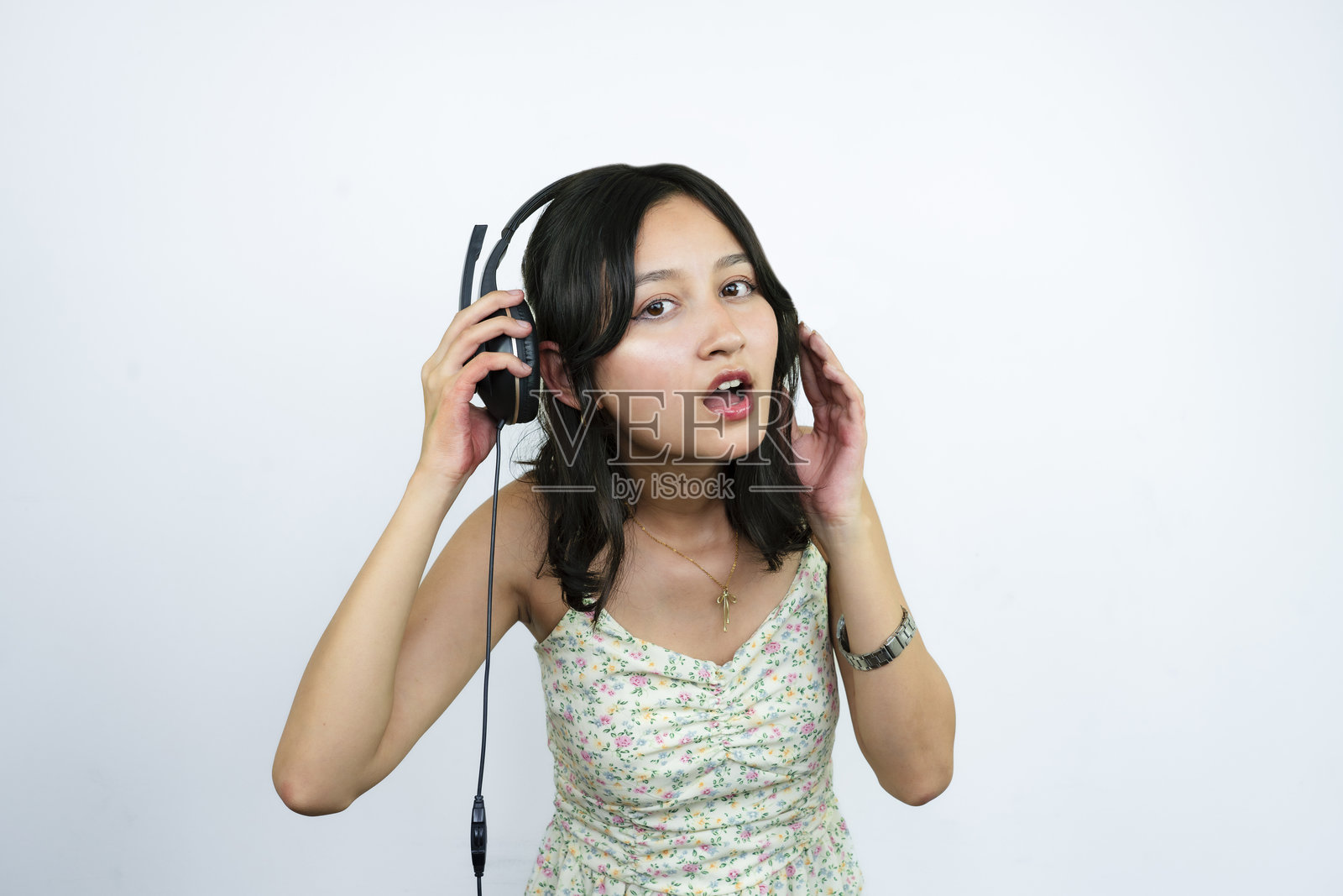 年轻的亚洲女孩戴着耳机享受音乐或客服代表照片摄影图片