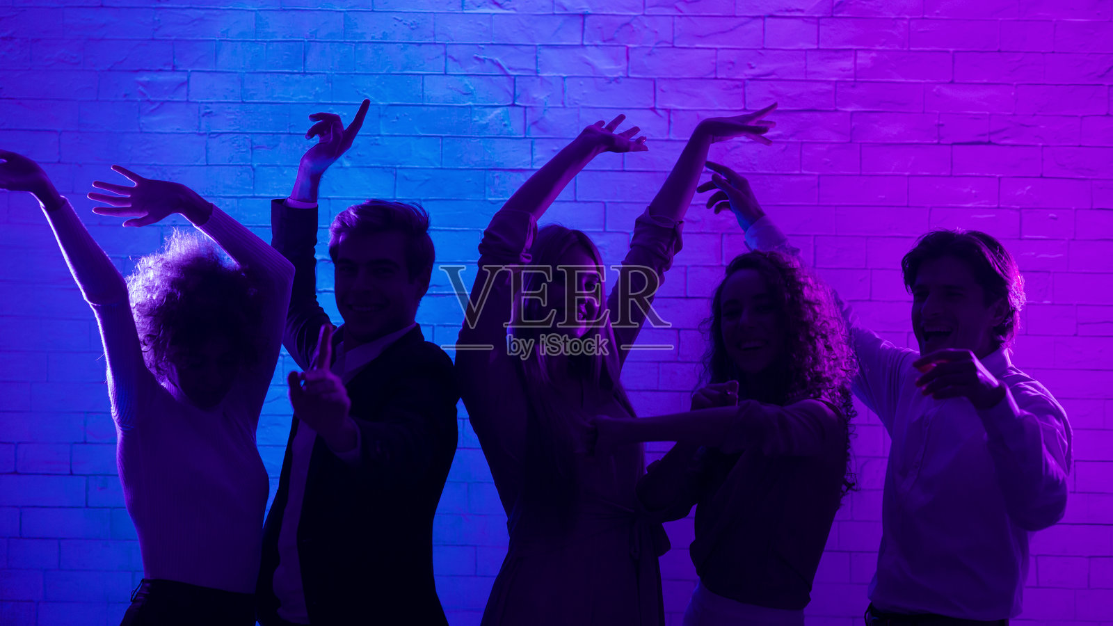 年轻人在室内庆祝公司活动，尽情跳舞和享受乐趣，全景图照片摄影图片