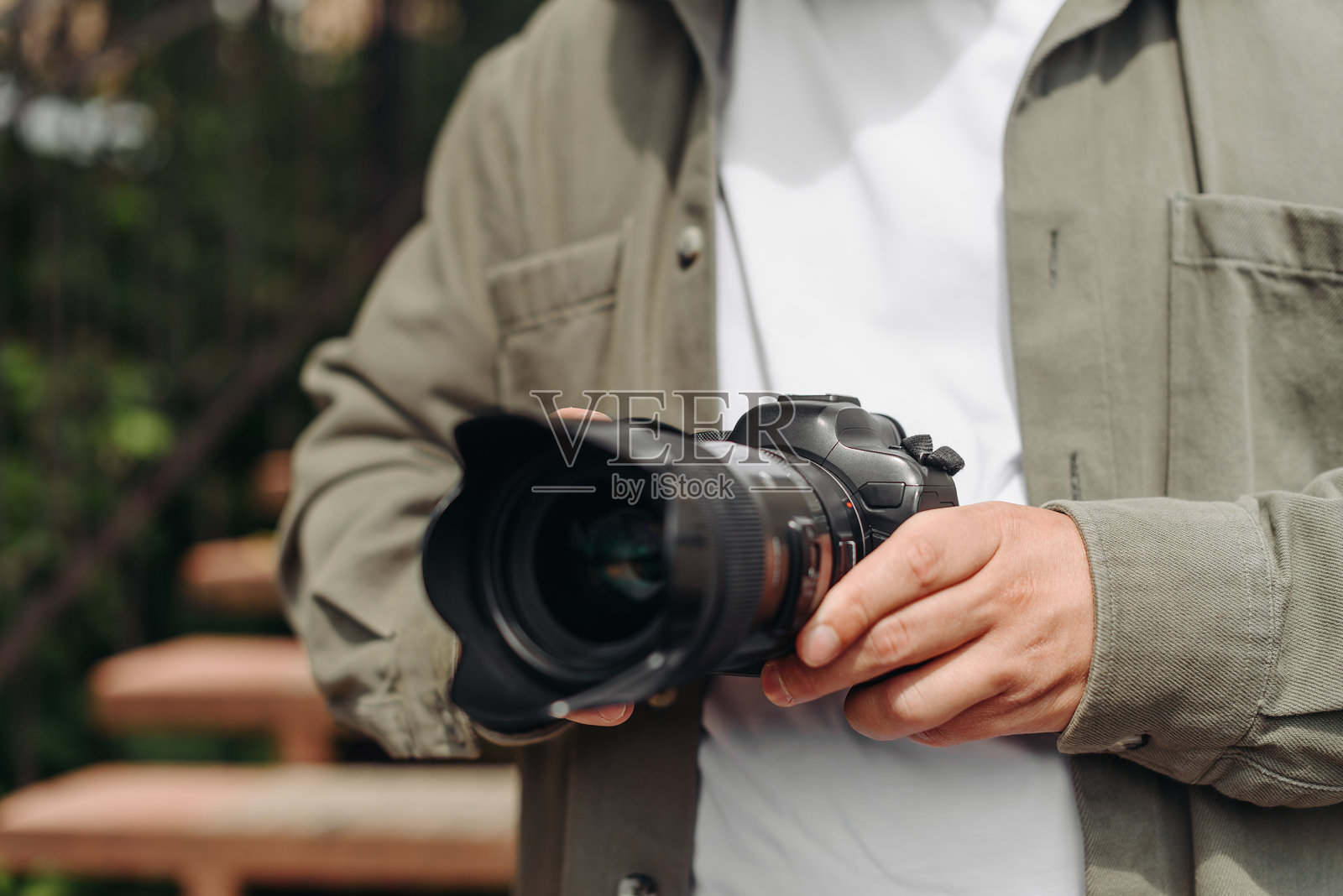 手中拿着单反相机的男人照片摄影图片