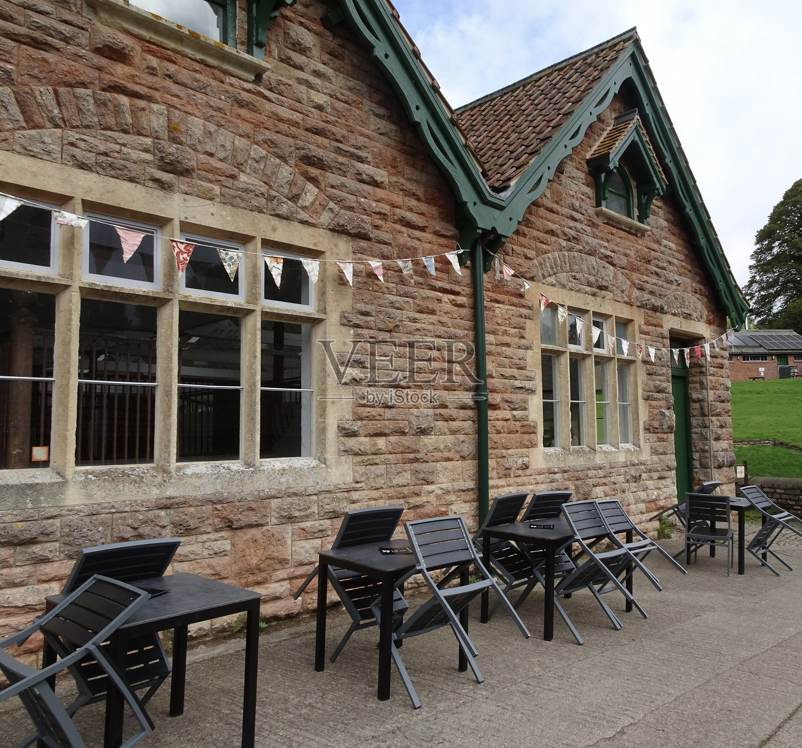 老建筑与彩旗照片摄影图片