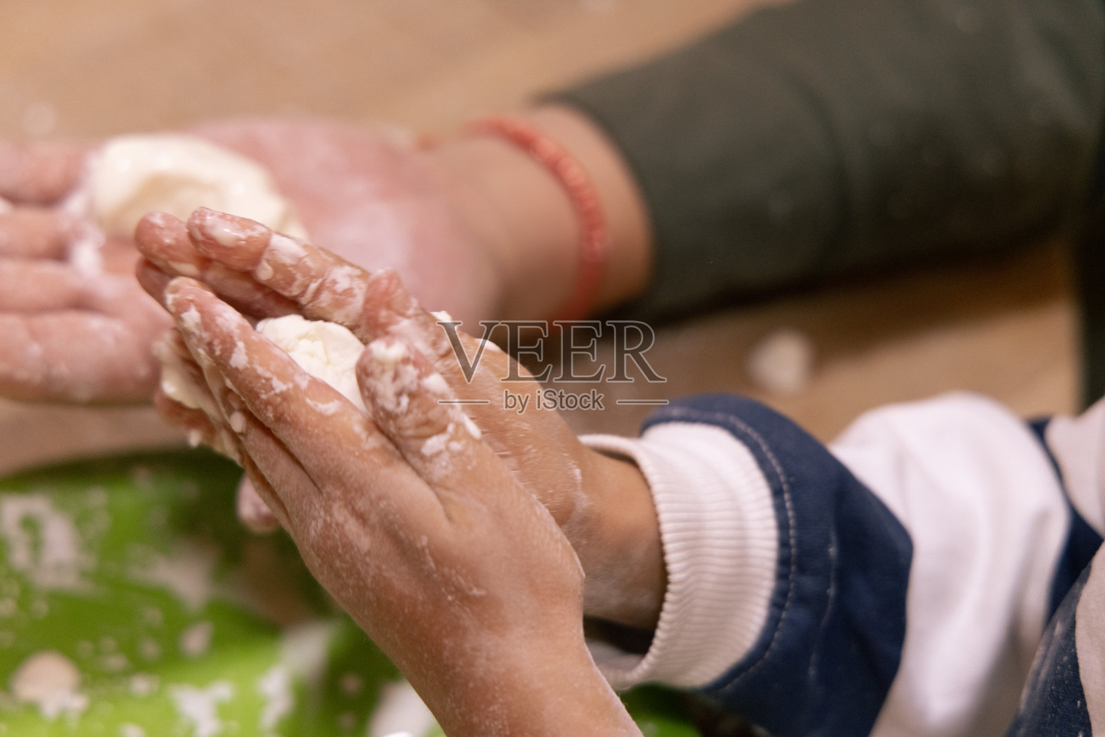 男孩和成年男性一起制作面团照片摄影图片