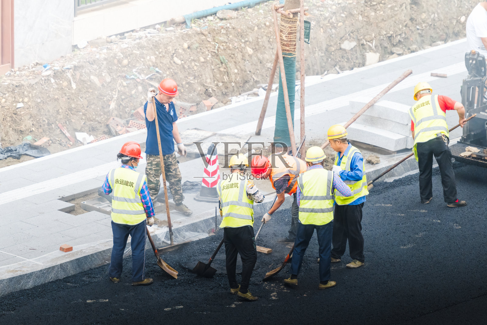 工人们在铺设人行道照片摄影图片