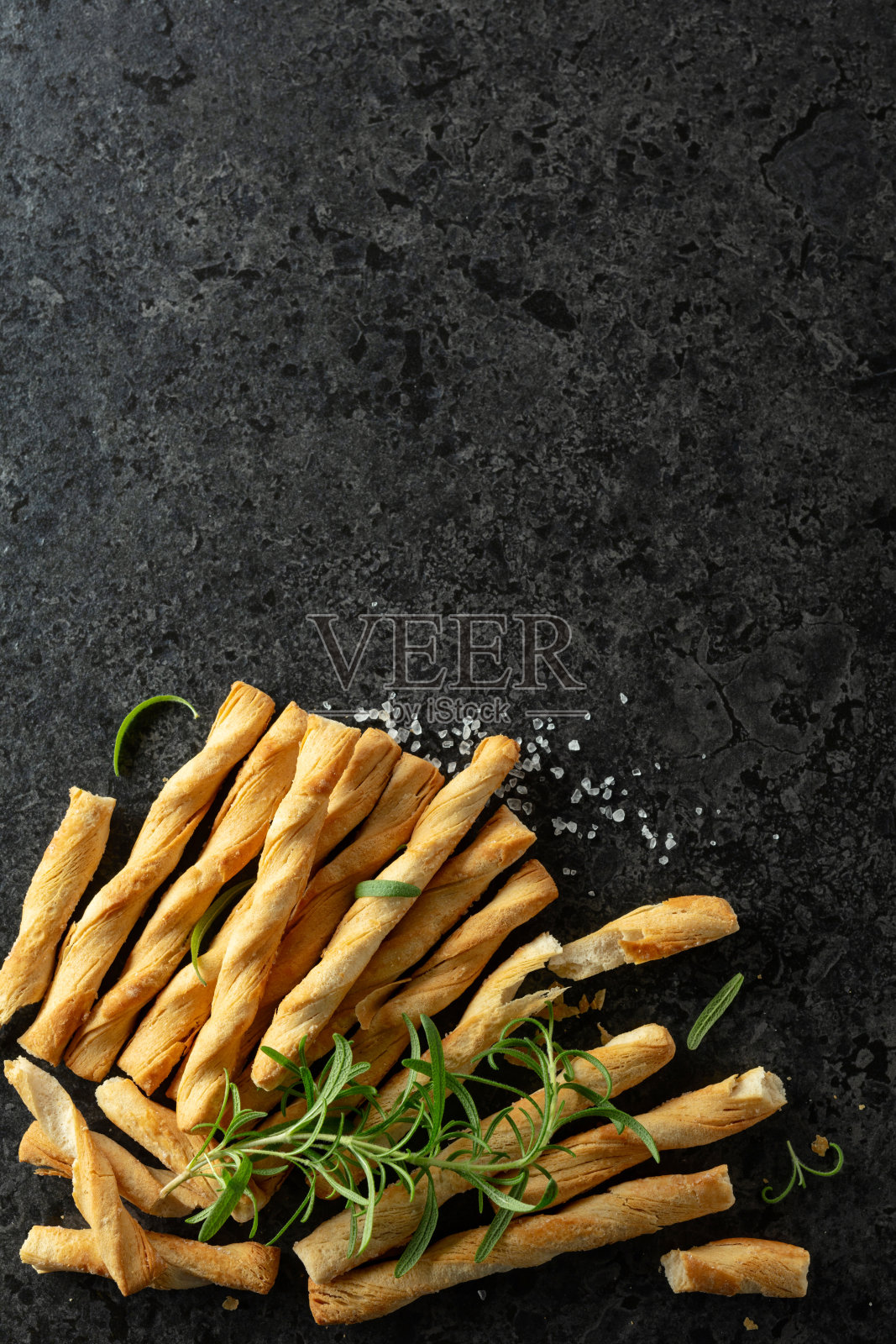 自制的海盐迷迭香脆面包棒。照片摄影图片