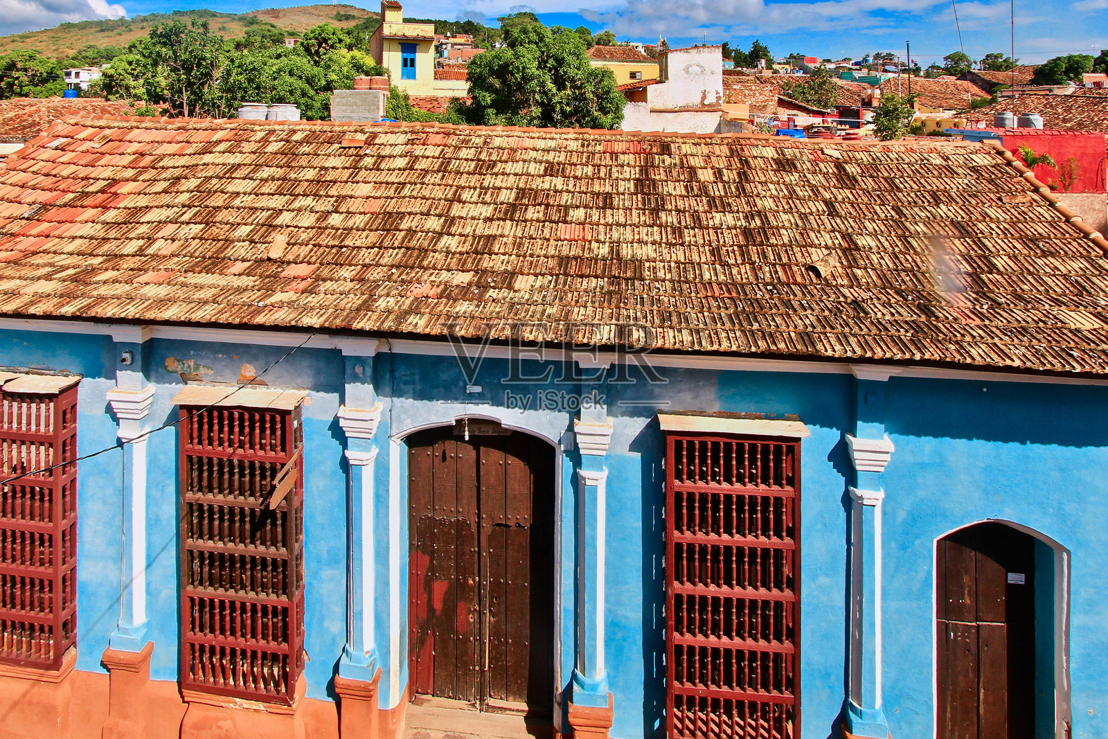 一座带有生动蓝色墙壁和瓦屋顶的乡村建筑照片摄影图片