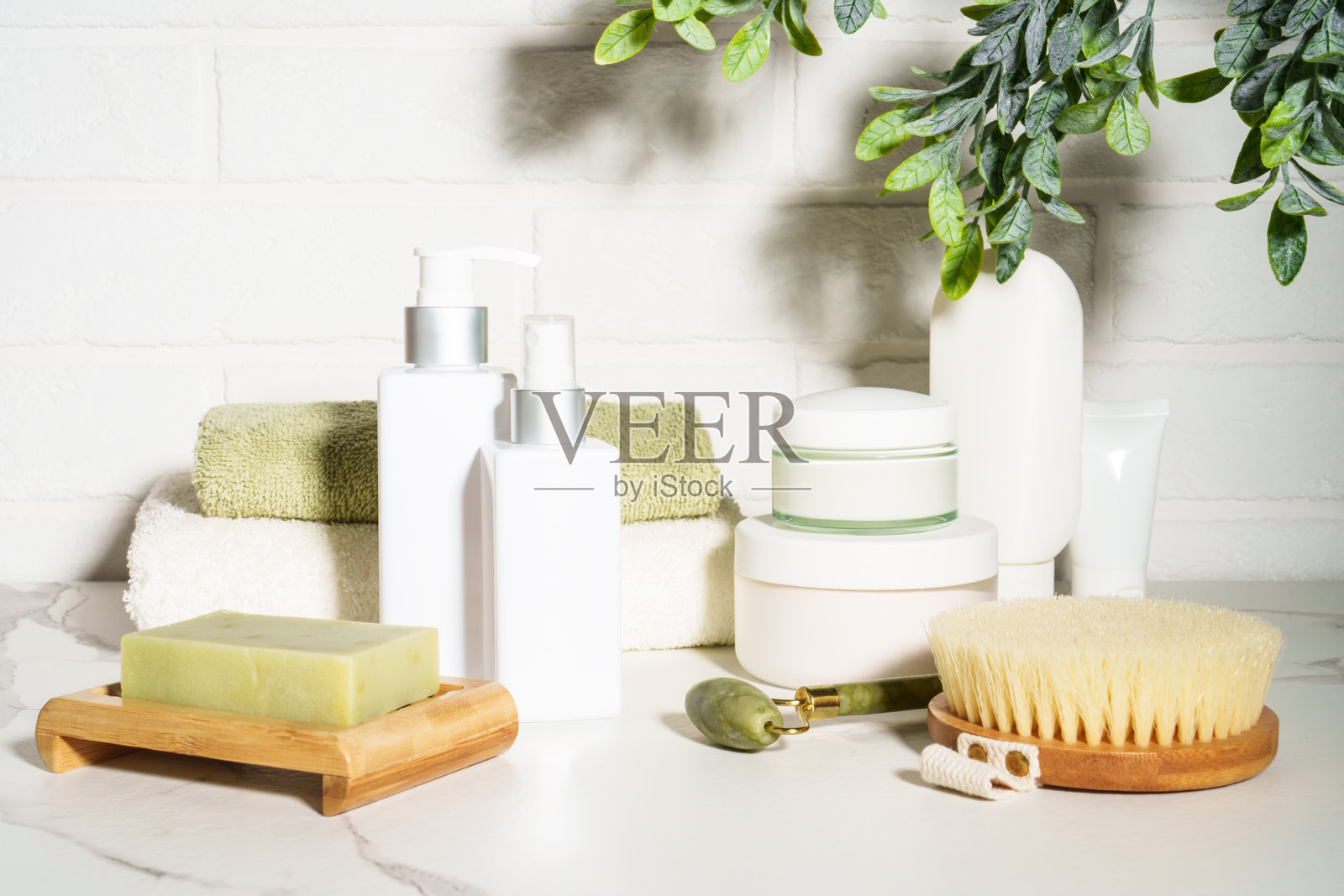 天然化妆品，浴室里的美容产品照片摄影图片