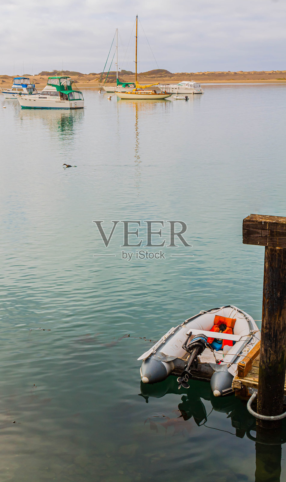 小艇和帆船停靠在莫罗湾码头照片摄影图片