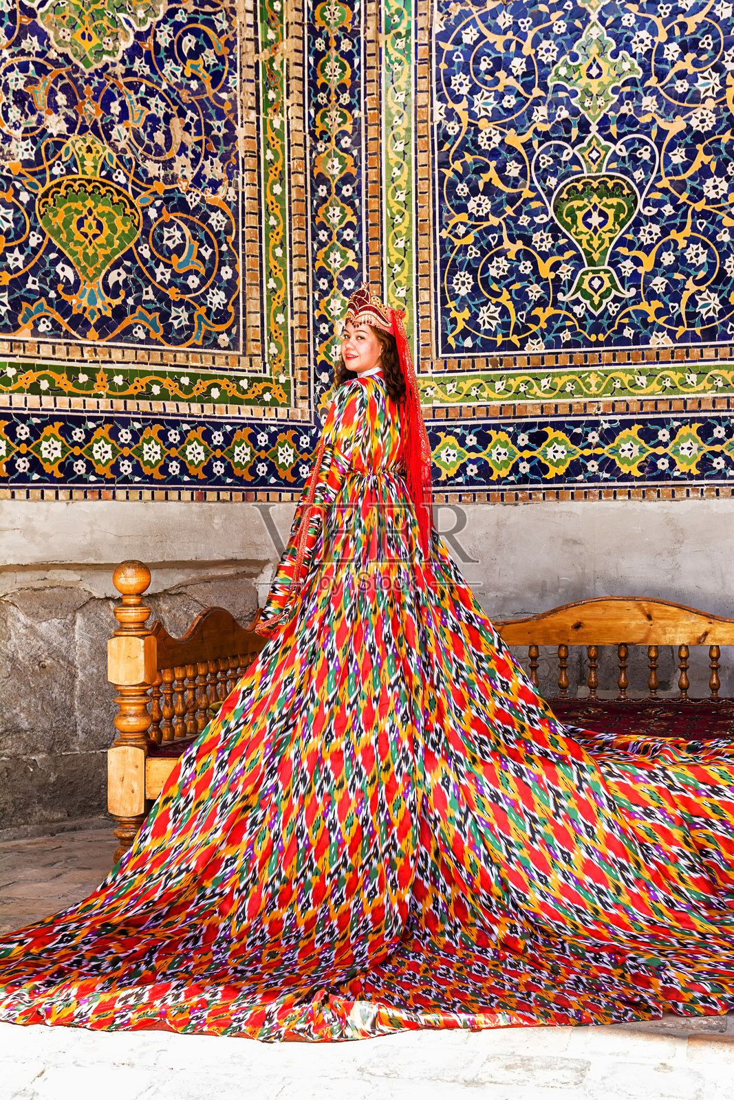 穿着传统乌兹别克长裙的女性照片摄影图片