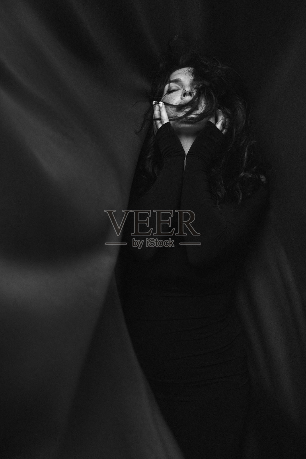 情感的阴影：脆弱与神秘的戏剧性肖像照片摄影图片