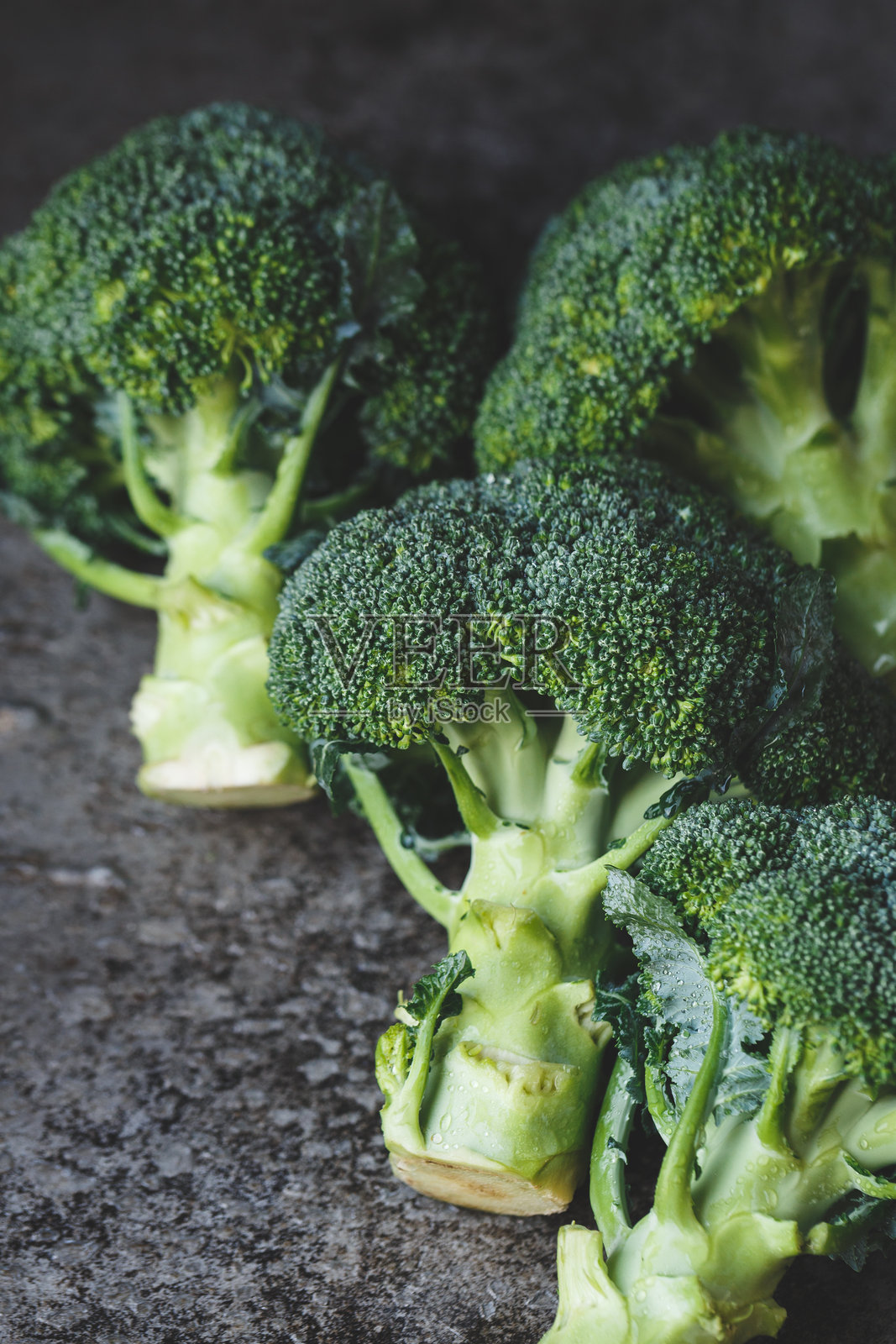 桌子上的西兰花特写照片摄影图片