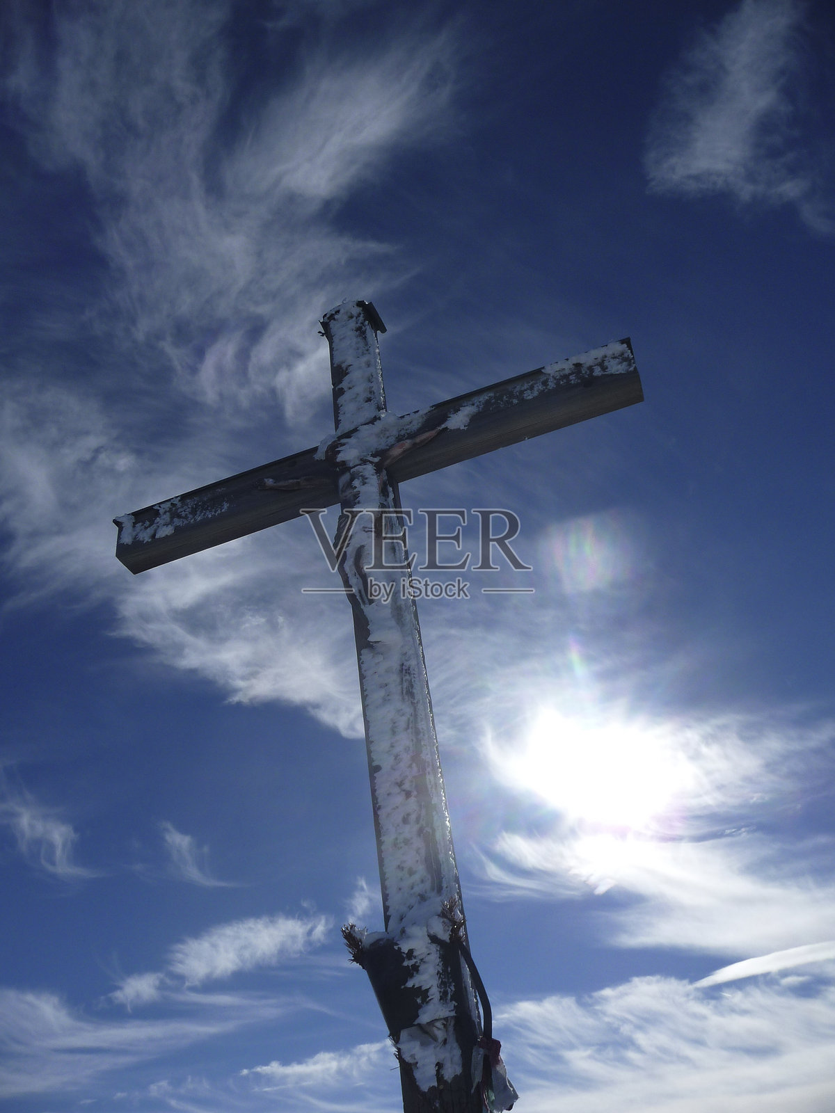 冬季巴伐利亚布雷赫斯皮策山的山顶十字架照片摄影图片