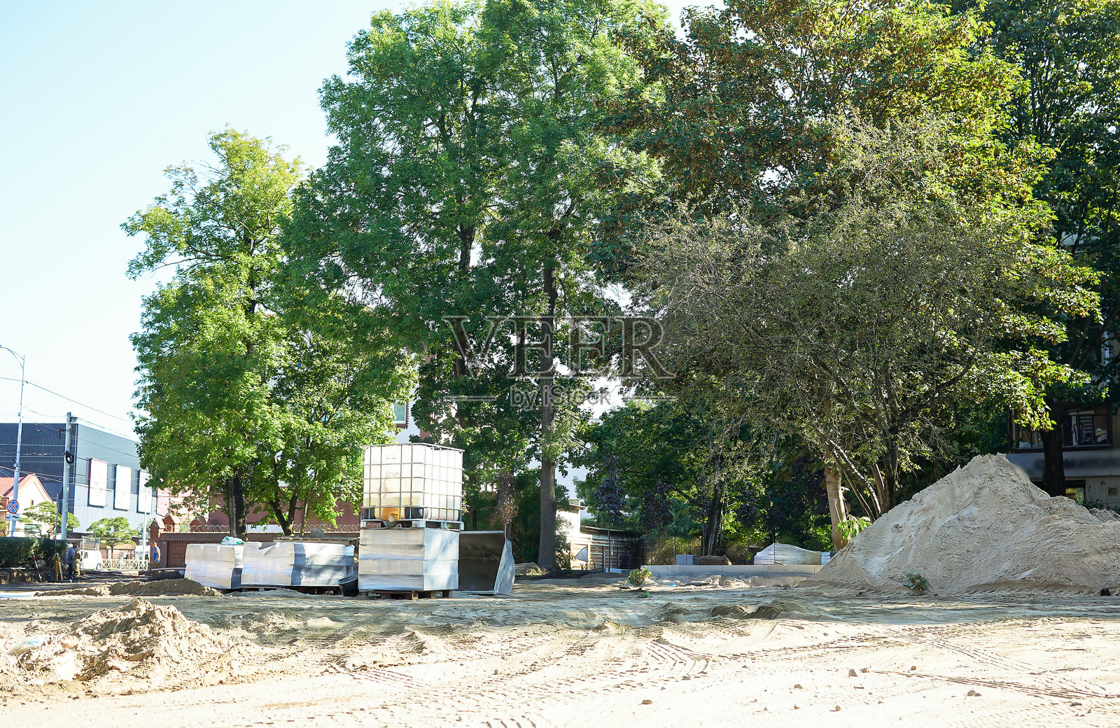 公园或住宅楼庭院中的施工现场，沙子，铺路砖照片摄影图片