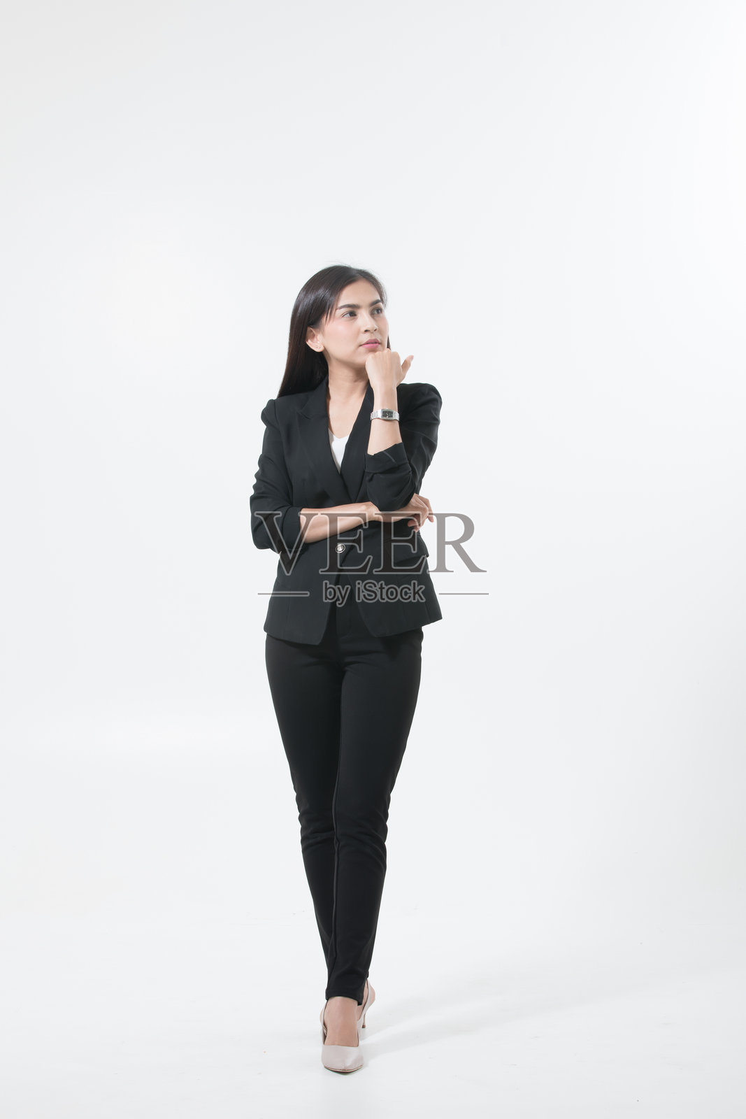 全身的女商人在白色背景前站立照片摄影图片