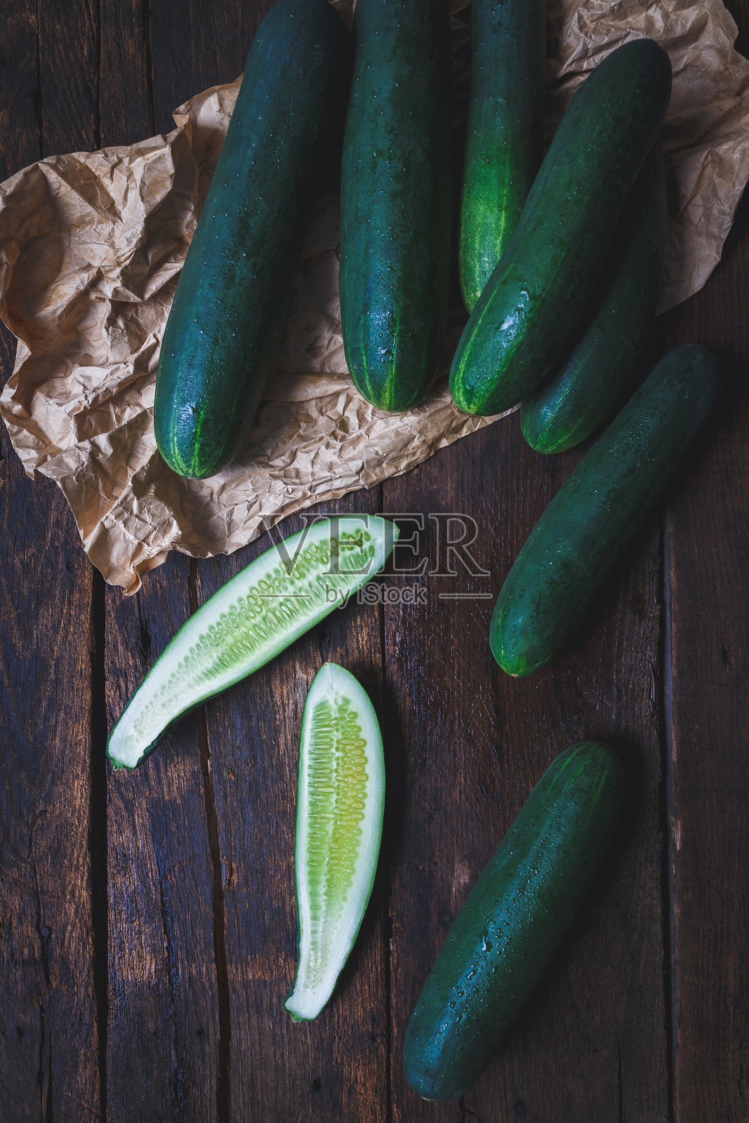 新鲜黄瓜在桌子上的俯视图照片摄影图片