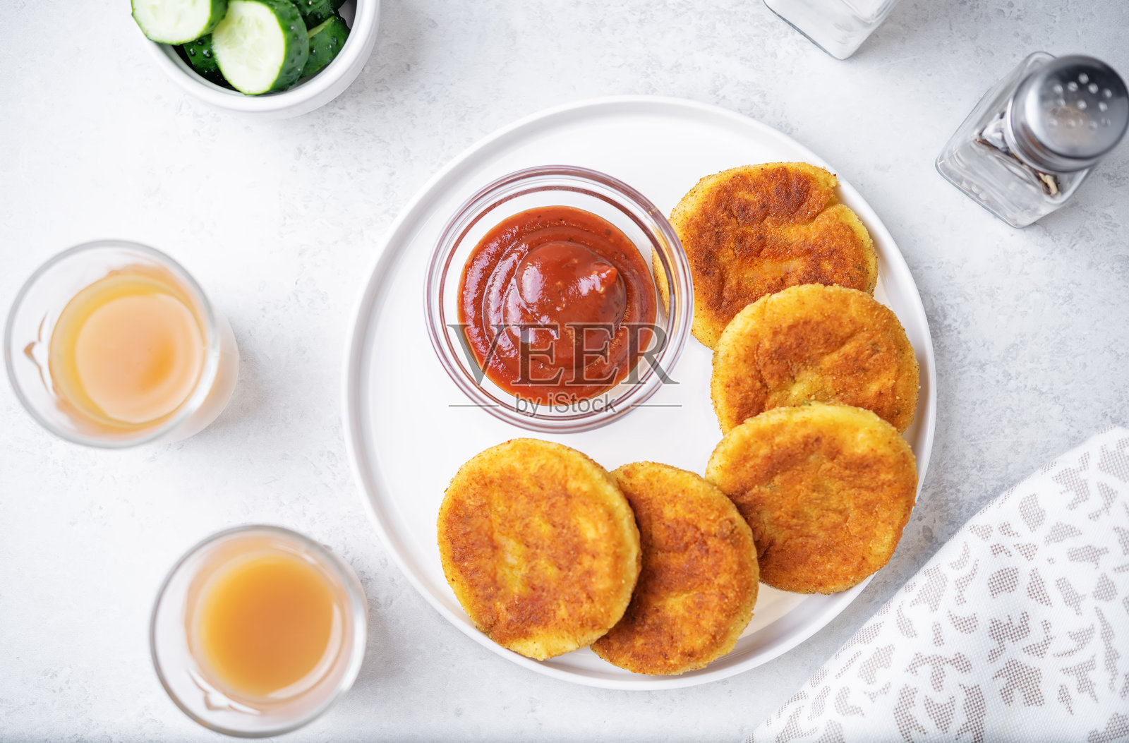 土豆香料饼，阿卢提基。印度街头小吃照片摄影图片