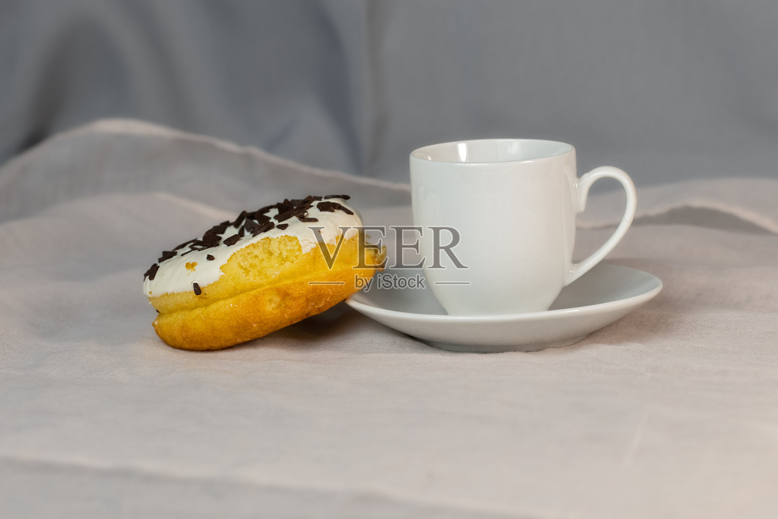 被咬过的蛋糕。带有白色糖霜和巧克力碎片的甜蛋糕。甜点。照片摄影图片