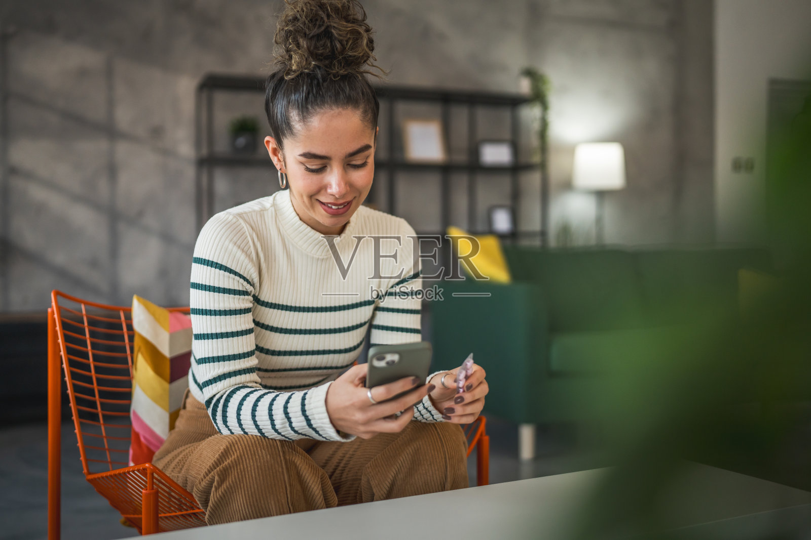 女人手持药物维生素补充剂瓶，阅读标签。照片摄影图片