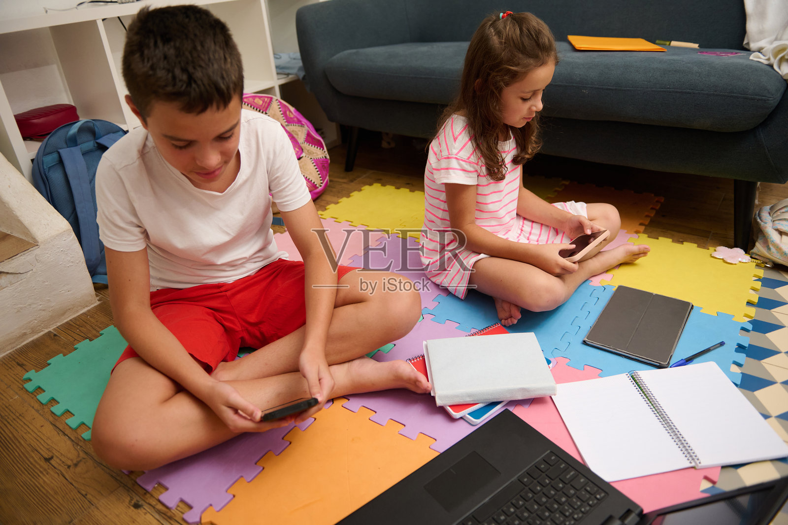 孩子们在家使用设备进行远程学习活动照片摄影图片